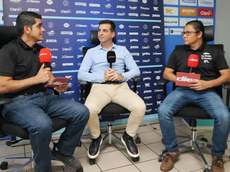 Francis Hernández, en pláticas con los periodistas de Diario DIEZ, Carlos Castellanos y Erlin Varela sobre su gira por Europa. Fotos DIEZ: Alex Pérez