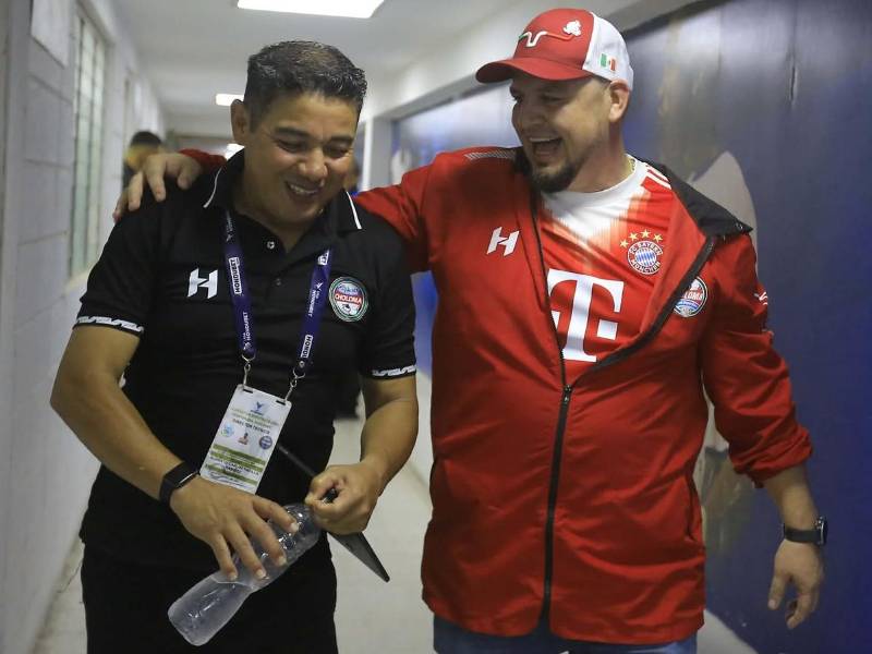 Jorge Pacheco el día que salvó la categoría del CD Choloma junto al técnico, Roberto Carlos El Chato Padilla. Foto Moisés Valenzuela