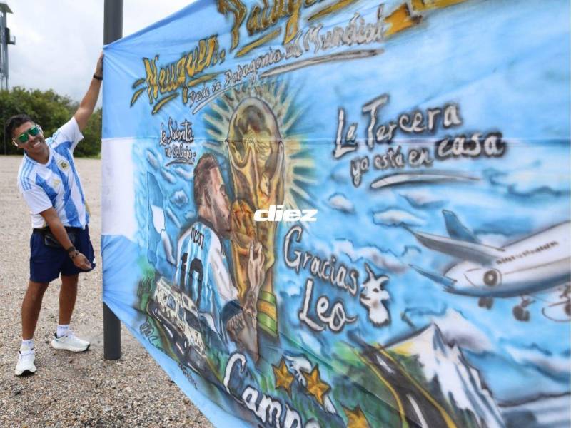 La afición argentina se lució con los diferentes trapos en las calles del Kyle Field.