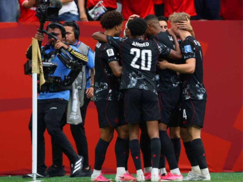 Canadá venció a Sudáfrica y clasificó a octavos de final de la Copa del Mundo.