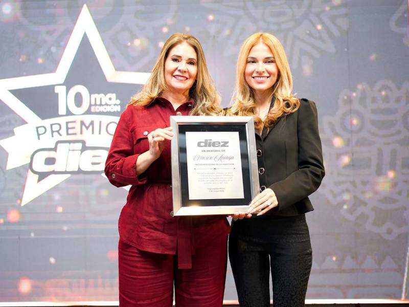 Aracely de Amaya junto a su hija Melany, recibieron esta placa que Diario DIEZ le entregó en los Premios DIEZ, como reconocimiento por la carrera de Orinson Amaya. Fotos: David Romero, M. Ayala y Estalin Irías