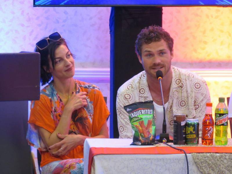 Natalia Tena y Finn Jones.