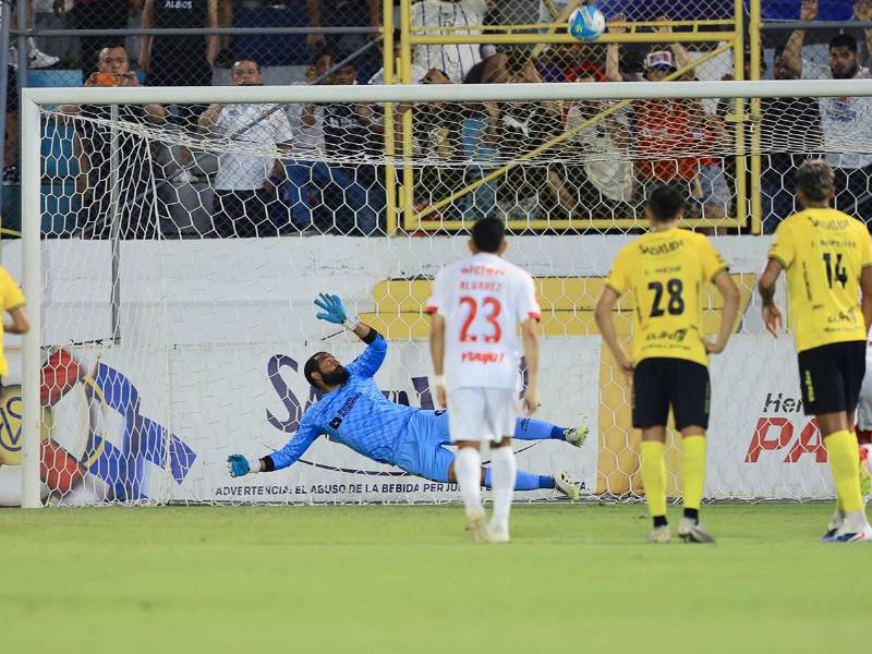 El FVS-VAR salva al árbitro Armando Castro del desastre al sancionar penal a favor del Real España ante Olimpia