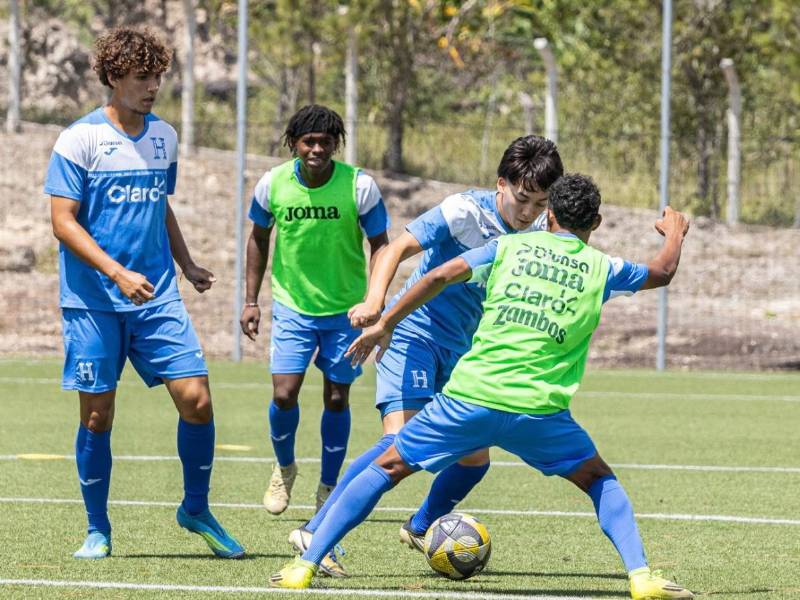 El futbolista de origen hondureño, Ángel Bu, en pleno entramiento con la Selección Sub-17 de Honduras en Siguatepeque.