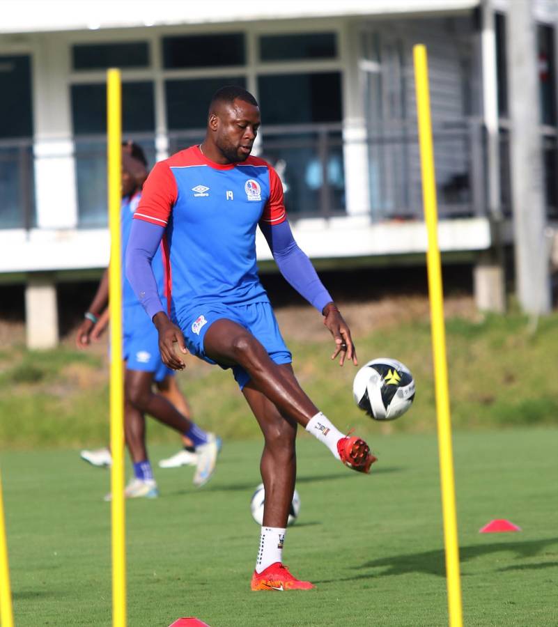 El nuevo 11 que está armando el Olimpia de Eduardo Espinel con los fichajes para recuperar el trono en la Liga Nacional