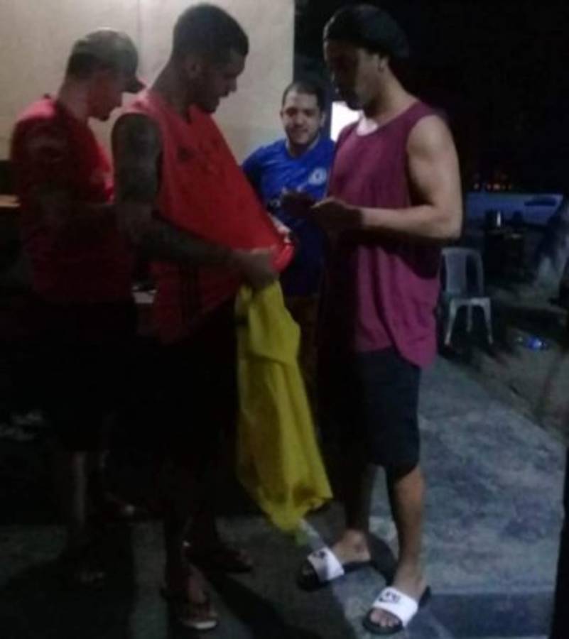 Caso Ronaldinho: Revelan nuevas fotografías del brasileño en la prisión el 'Cuadrilátero'