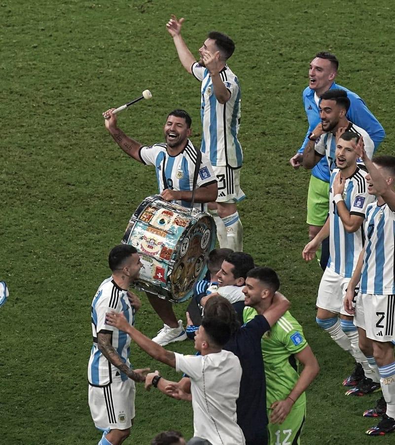 ¿Qué significa la capa que le colocó el Emir de Qatar a Messi? El polémico festejo del Dibu y un Mbappé destrozado por Argentina