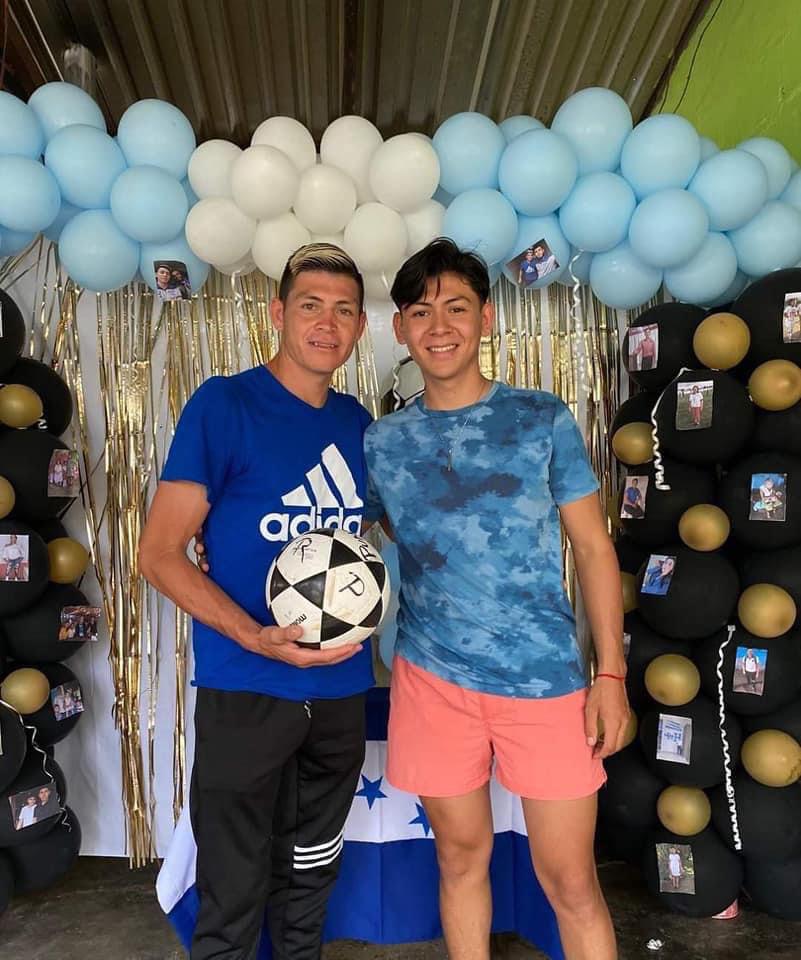 Con machete en mano y cultivando piña: Así es la vida fuera de las canchas de Francisco Martínez y su hermano árbitro