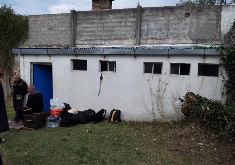 De estar en los mejores vestuarios de Europa a este: el humilde camerino que tuvo a Luis Suárez y su esposa sentada en el cemento
