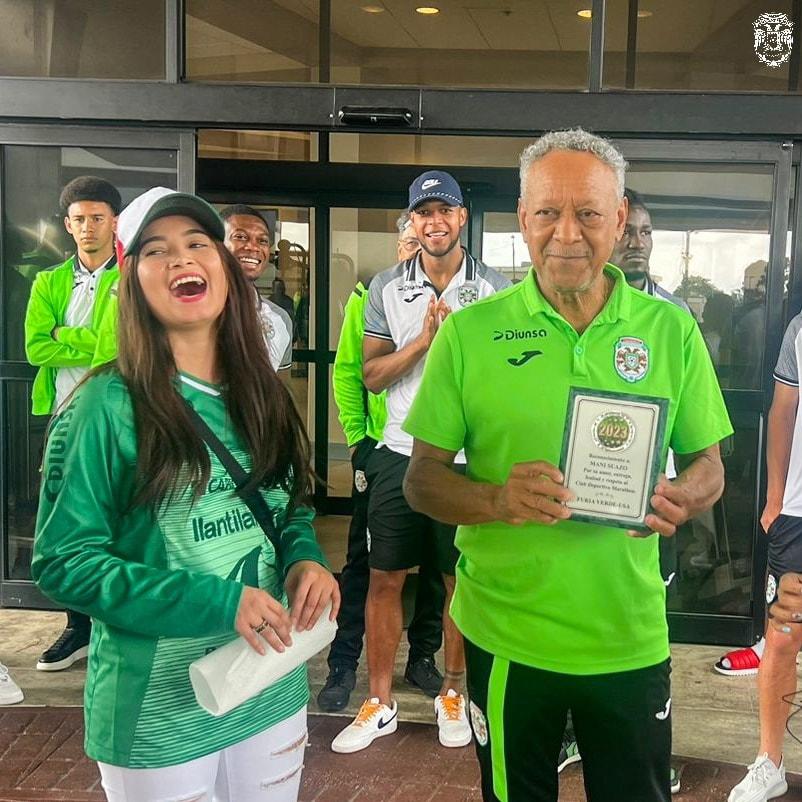 Maní Suazo recibió un presente de parte de la afición del Marathón en Louisiana.