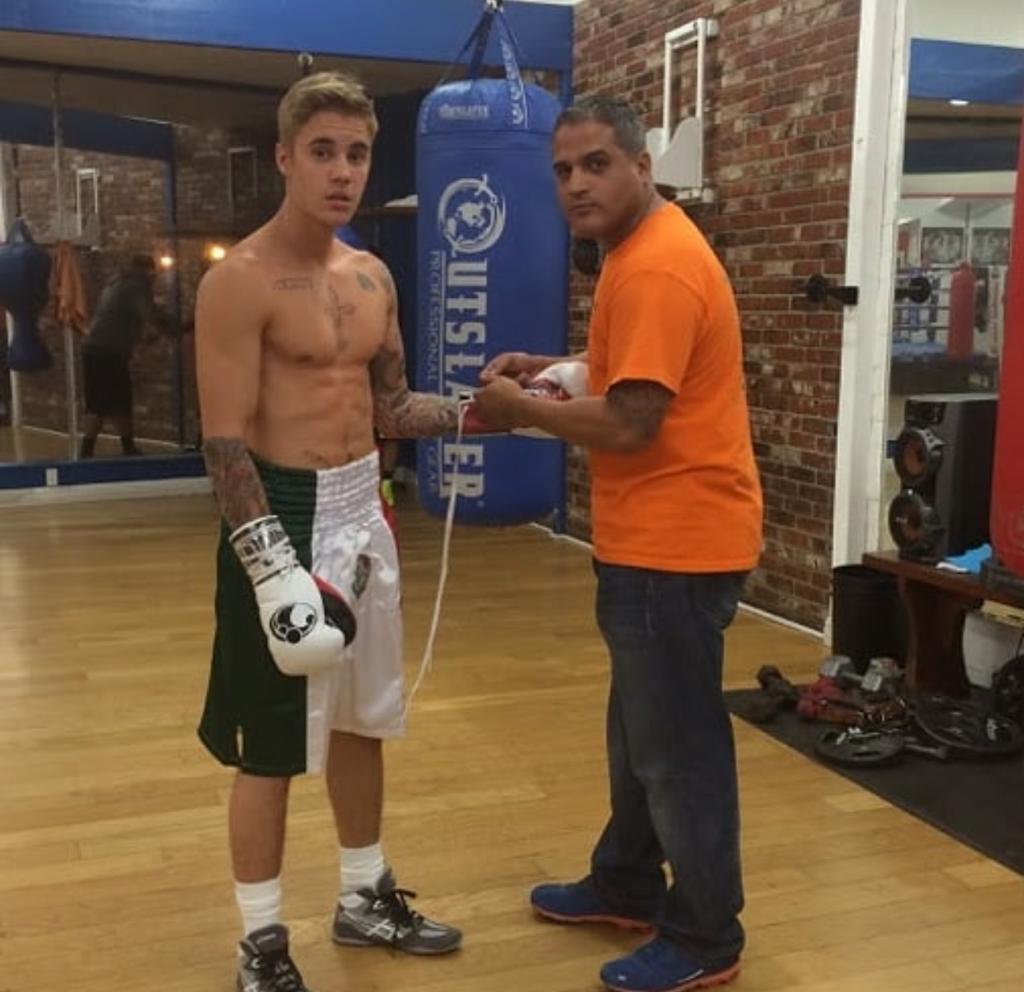 Además de figuras del boxeo, Ricky Fúnez ha compartido con artistas como Justin Bieber.