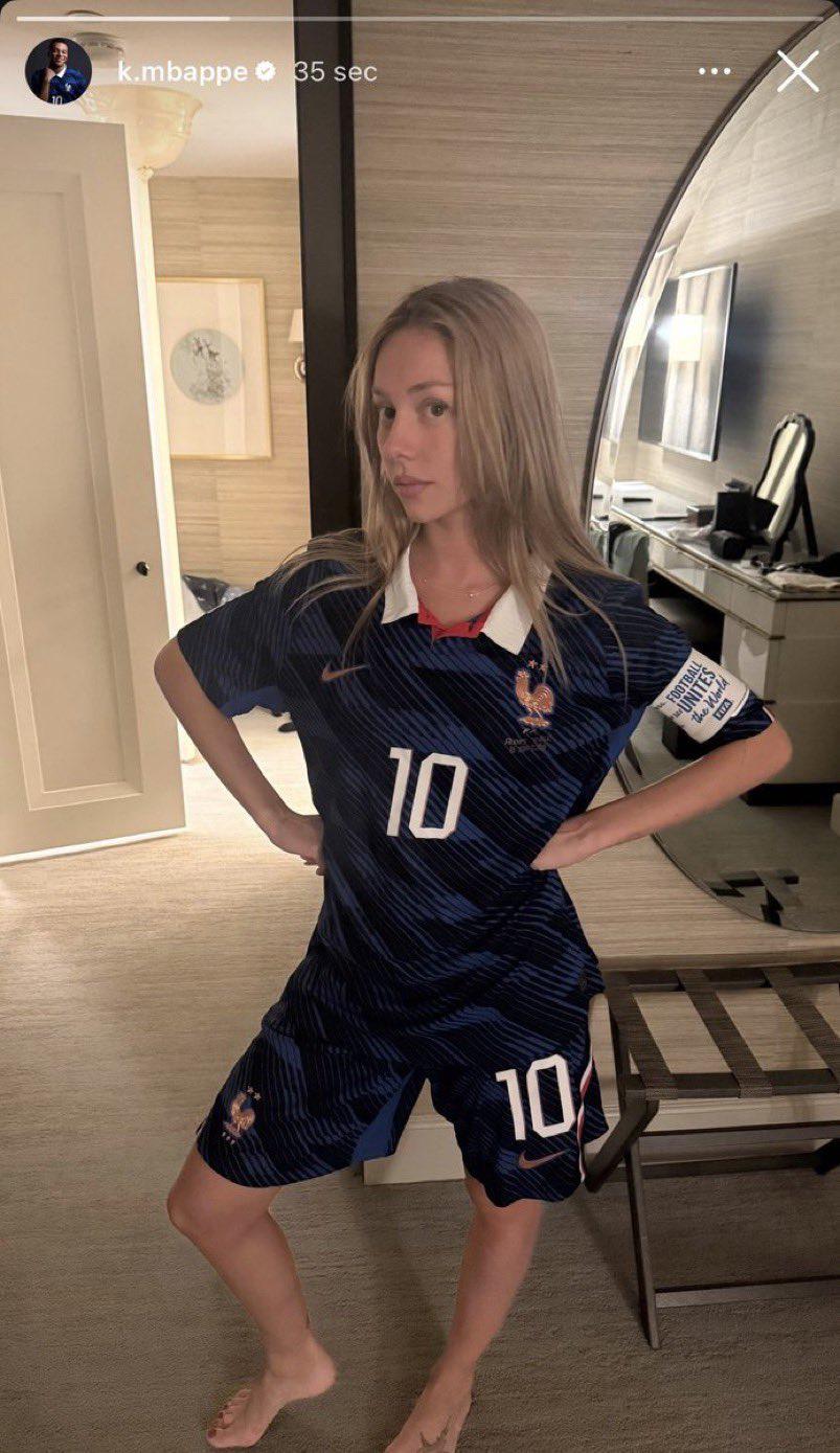 Mbappé subió una foto de Ester Expósito con el uniforme de Francia y la eliminó de inmediato.