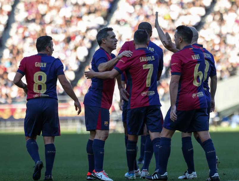 Las leyendas del Barcelona volvieron a derrotar al Real Madrid en el Clásico: el gesto de los blancos con Iniesta