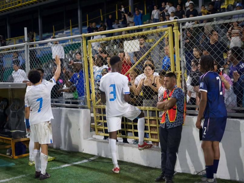 La eufórica celebración de Honduras tras clasificar al Mundial Sub-17, el gesto del técnico y el apagón que sorprendió