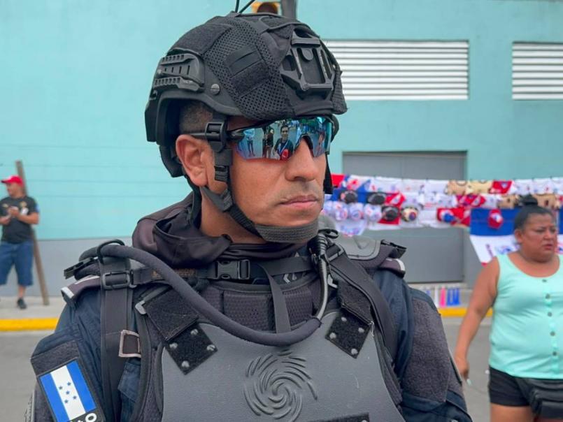 Exjugador aparece como policía, encontronazo en la previa y bellas chicas en el derbi