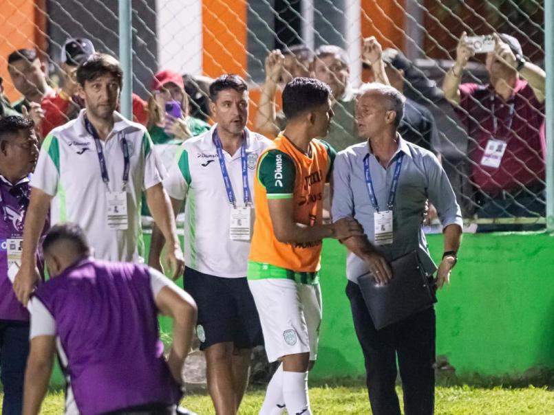 ¿Qué le dijo Lavallén al aficionado? Esto fue lo que desató la pelea y visita especial de Francisco Molina en Choloma