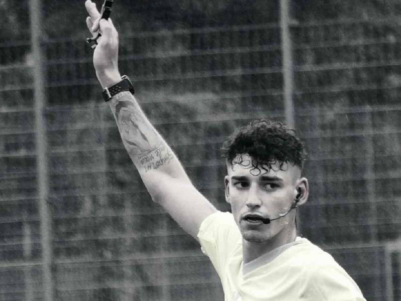 El romance que le da la vuelta al mundo del fútbol: árbitro le pide matrimonio a su novio antes de un partido de Europa