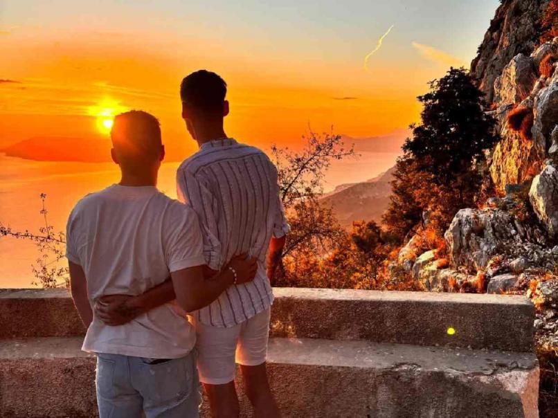 El romance que le da la vuelta al mundo del fútbol: árbitro le pide matrimonio a su novio antes de un partido de Europa