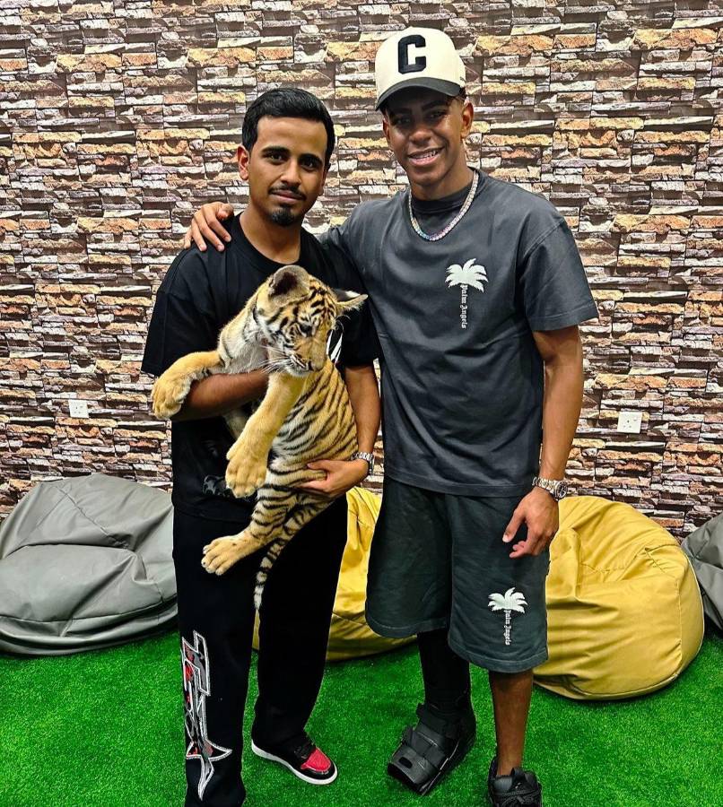 Las exóticas vacaciones de una estrella del Barcelona para despedir el 2024: osos, tigres y hasta serpientes