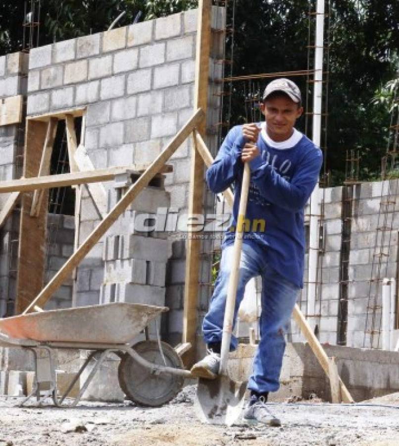 Así trabajaba 'Ñangui' Cardona en la albañilería día a día bajo un sol imperante