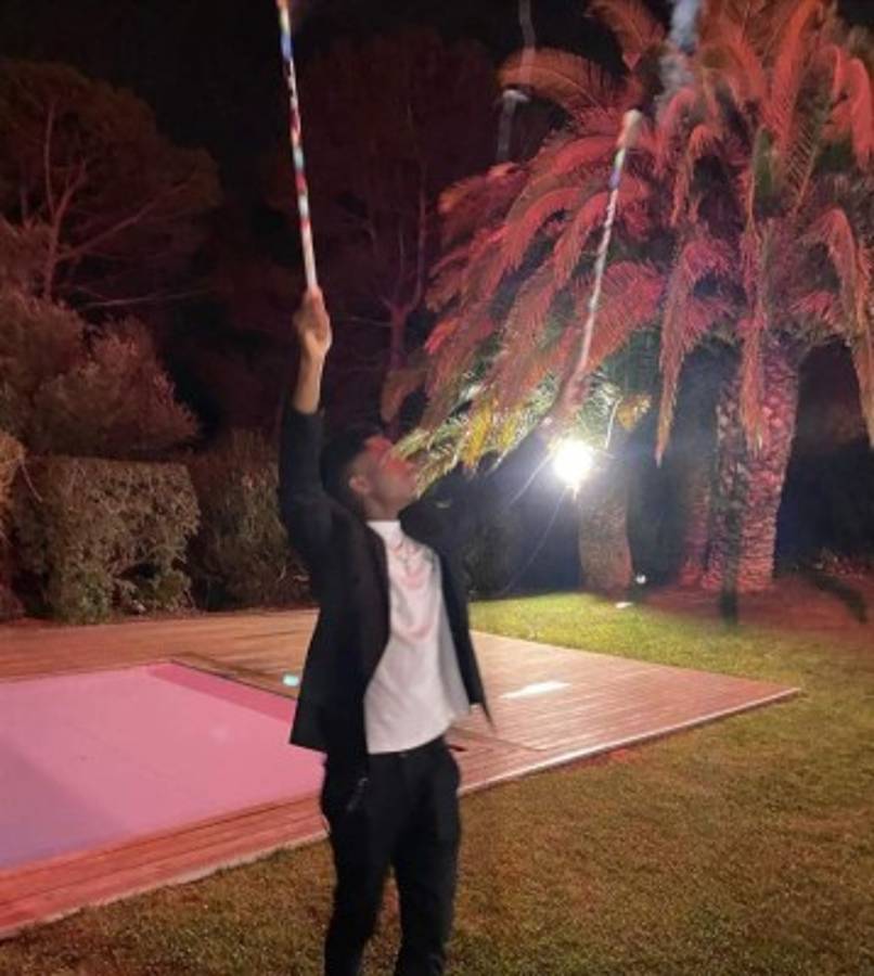 ¡Fiesta de Neymar y Cristiano, beso de Messi! Así recibieron el 2021 los grandes futbolistas del planeta