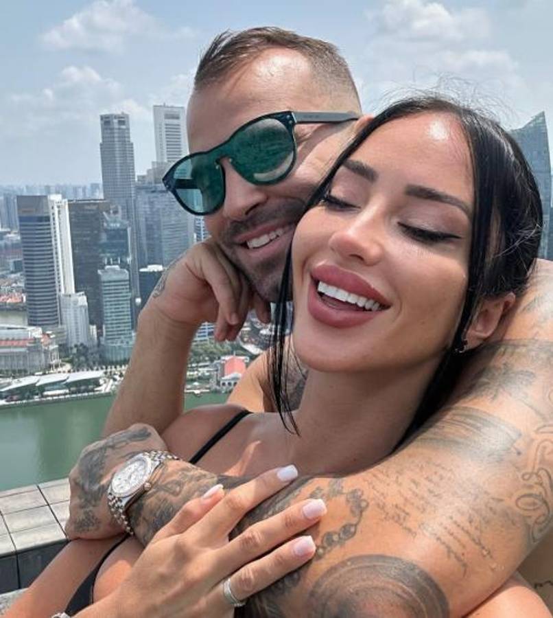 El “sucesor” de Cristiano se fue a un país muy lejano: la nueva vida de Jesé Rodríguez con su bella esposa