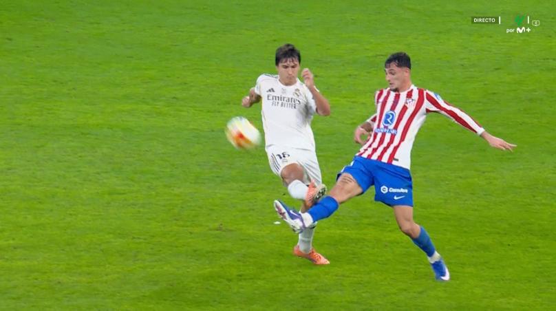 Real Madrid echa al Atlético, las polémicas que perjudicaron a los 'colchoneros' y el agarre entre Vinicius y el Cholo Simeone