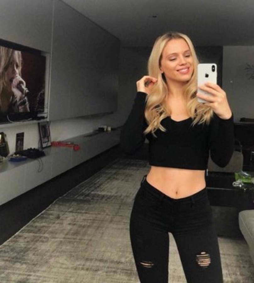 Jugador del Ajax la lía explicando cómo conquistó a su infartante novia alemana