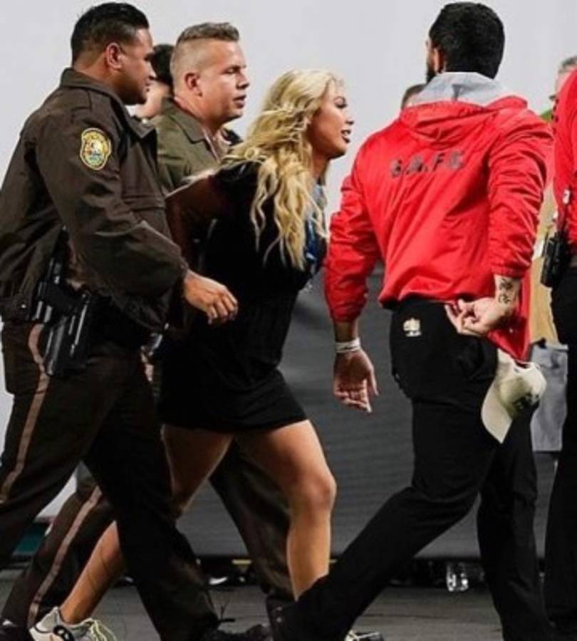 ¿Quién es? La sexy espontánea que enseñó de más al invadir la cancha en el Super Bowl