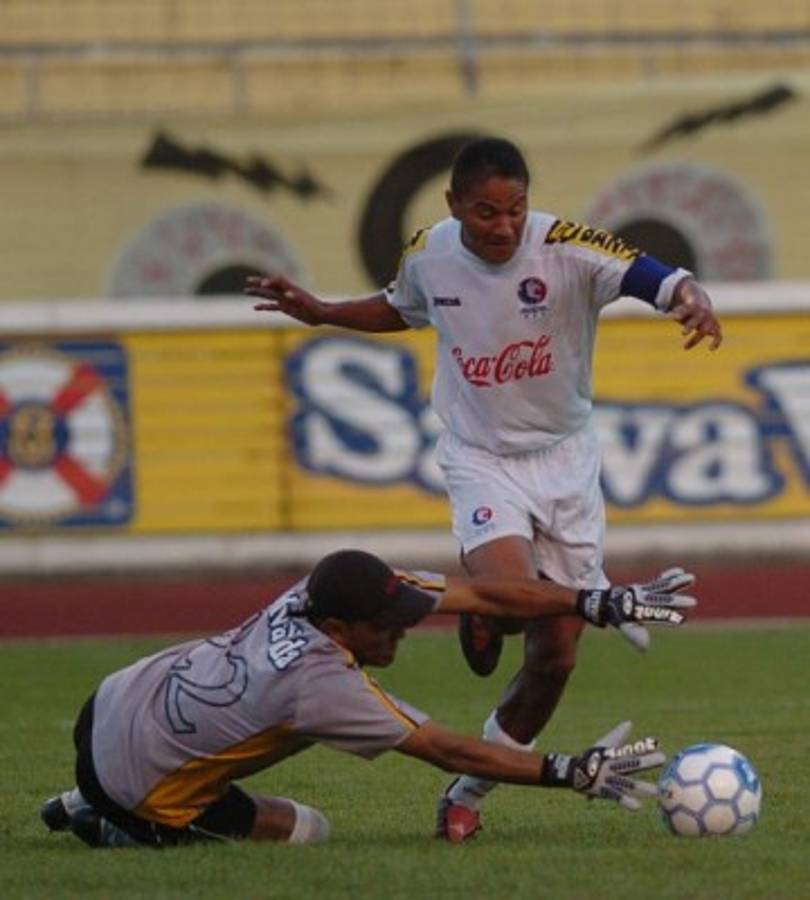 Así fue el primer 11 de Nahún Espinoza con Olimpia ante Motagua en el 2005