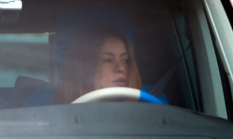 Captan a Shakira ‘‘devastada’’ tras las fotos de Piqué con su supuesta amante y los mensajes de un acosador en su casa