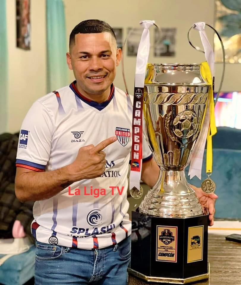 Mike Santos posa con el trofeo de campeón del Mundialito de Maryland que recién ganó su equipo Delaware United