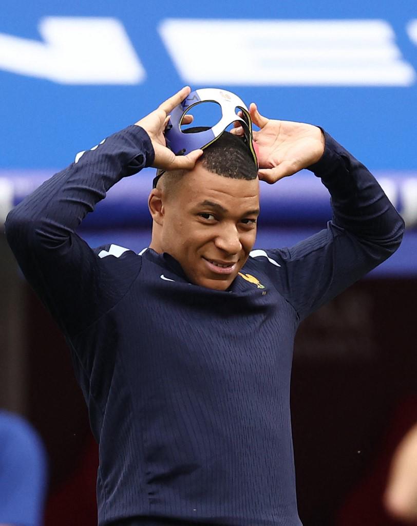 Así es la máscara especial de Kylian Mbappé tras el fuerte golpe que sufrió en la Eurocopa 2024