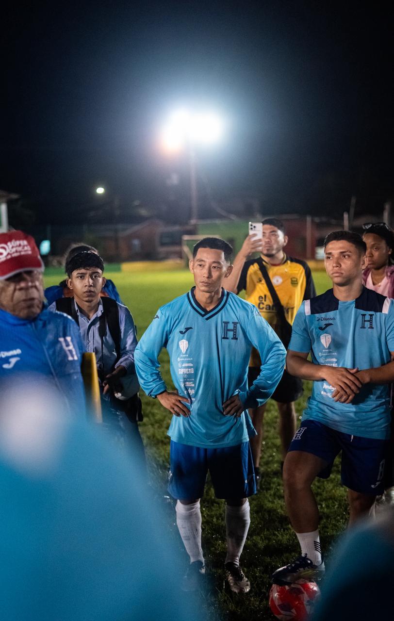 Supremo aparece de rodillas en el Municipal Ceibeño y Shin Fujiyama sorprende: concentración de los tiktokers de Honduras