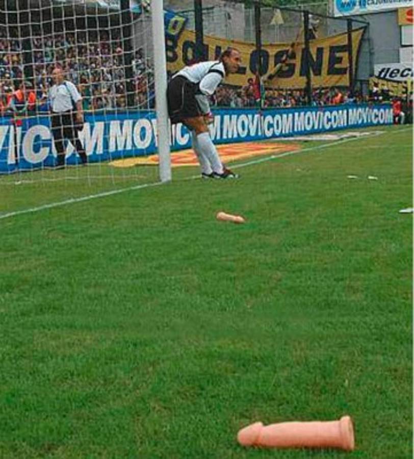 Las cosas más extrañas que se han lanzado a campos deportivos