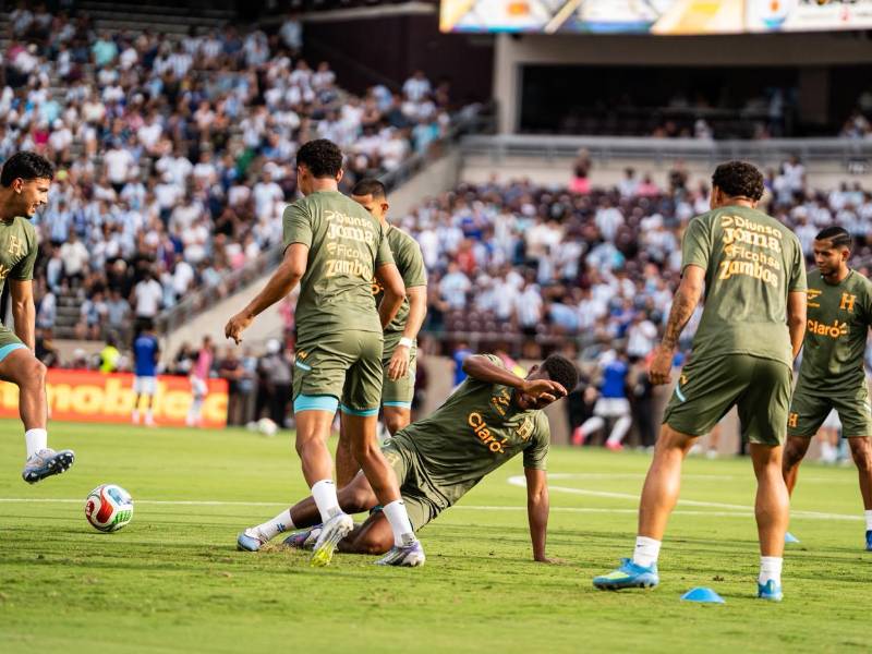 Momentos donde los jugadores hondureños realizan el calentamiento, principalmente los que estarán en la banca.