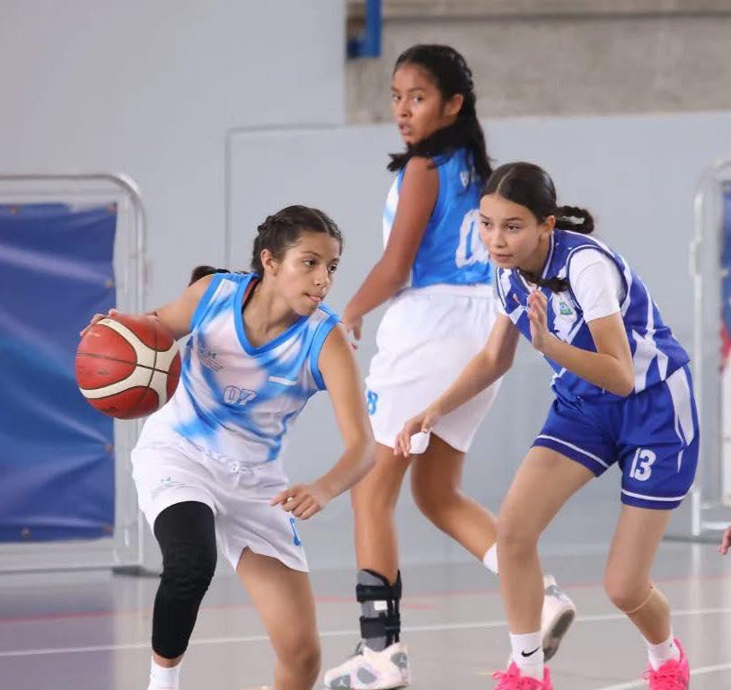 Juego de baloncesto femenino entre Honduras y Guatemala.