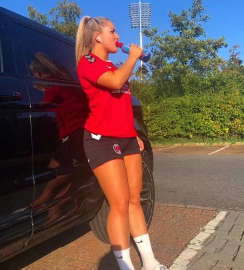 La echaron de su club por un video, se hizo millonaria en OnlyFans y regresa al fútbol después de seis años