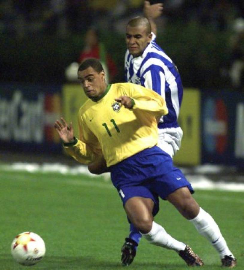 Denilson de Brasil (I) cae ante la marca de David Carcamo de Honduras (D), el 23 de julio de 2001, en juego de cuartos de final de Copa America en Manizales. AFP PHOTO/Omar TORRES
