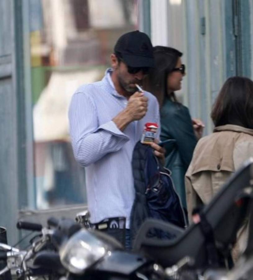 ¡Otro más! Las grandes figuras que fueron cazadas y son adictas al cigarrillo