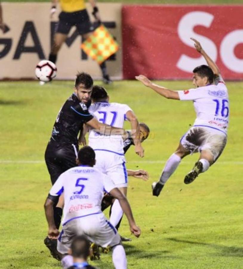 NO SE VIO EN TV: La máscara de Beckeles y la nueva cábala de Pedro Troglio