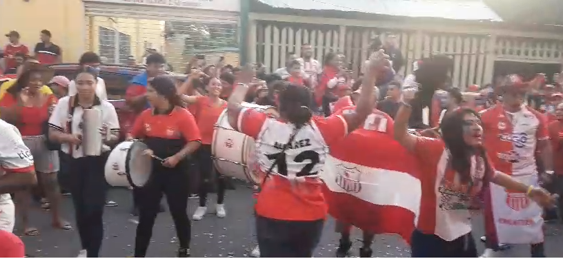 ¡Tremenda fiesta en La Ceiba! Aficionados del Vida se toman la calle festejando el triunfo que los acerca a la salvación
