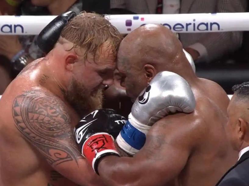 Así fue el triste regreso de Mike Tyson al boxeo: molido a golpes por Jake Paul y el gesto de su rival antes de terminar la pelea