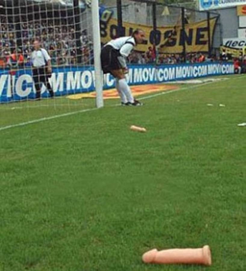 TOP: Las cosas más raras que han lanzado a un campo de fútbol