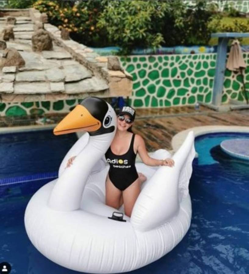 Linda Cruz, la sexy periodista deportiva centroamericana que pasa sus vacaciones en La Ceiba