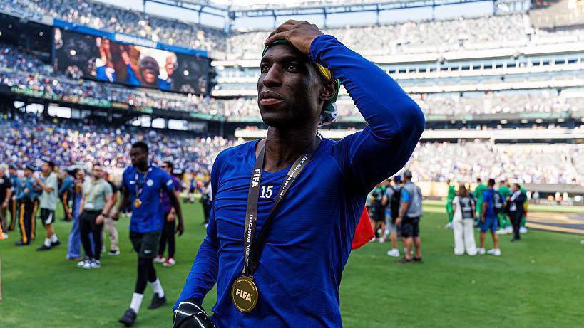 Barcelona concreta 2 fichajes, salida en Real Madrid y giro con Dibu Martínez