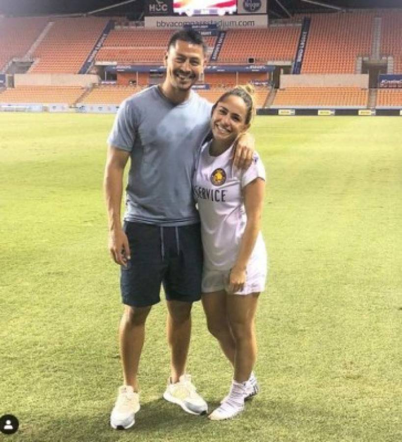 El mediocampista Roger Espinoza anuncia compromiso matrimonial con guapa futbolista en EUA
