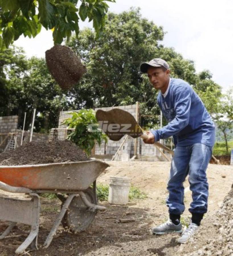 Así trabajaba 'Ñangui' Cardona en la albañilería día a día bajo un sol imperante