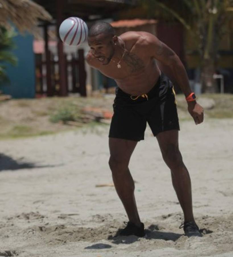 El reto del velocista hondureño Rolando Palacios en la playa
