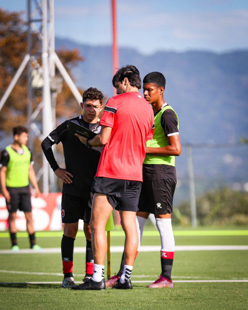 Bryan Ruiz sin duda es una leyenda en Costa Rica y estos jóvenes sueñan con tener una carrera como la de él.